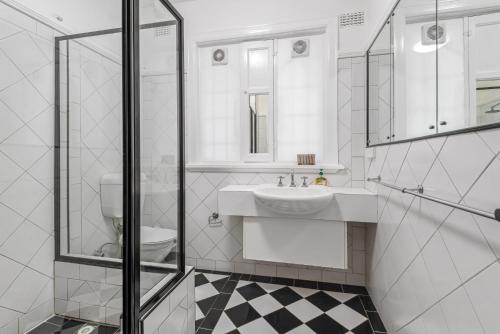 墨尔本Elegant 1-Bed CBD Apartment with Sunroom Study的白色的浴室设有水槽和卫生间。
