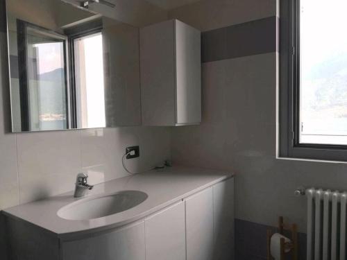 萨拉科马奇纳Acqua Dolce Comfortable holiday residence的一间带水槽和窗户的浴室