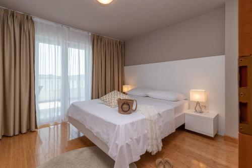 特罗吉尔Villa Ana Trogir II的酒店客房,配有一张带时钟的床