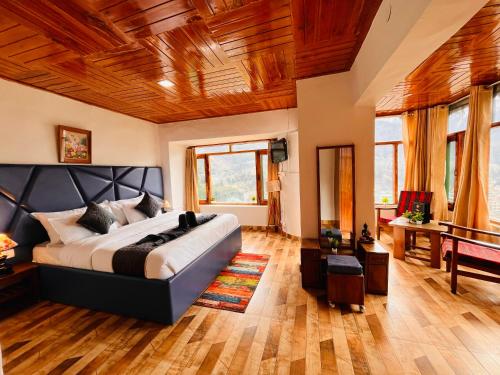 瓦皮Kamal Guest house的一间卧室设有一张大床和木制天花板