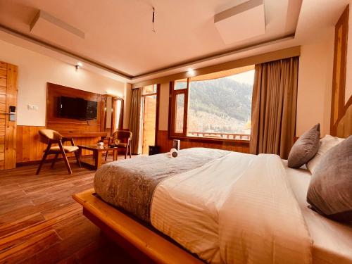 KarnádiRajwari Home Stay的一间卧室设有一张大床和大窗户