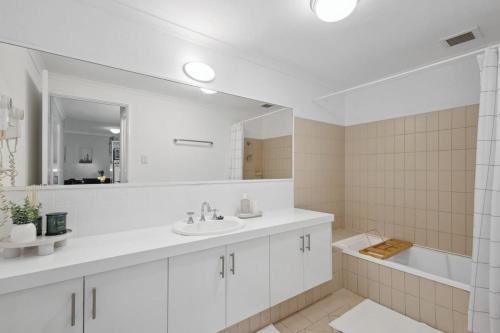 珀斯Exclusive Northbridge Apt w Wi-Fi Pool的白色的浴室设有水槽和镜子