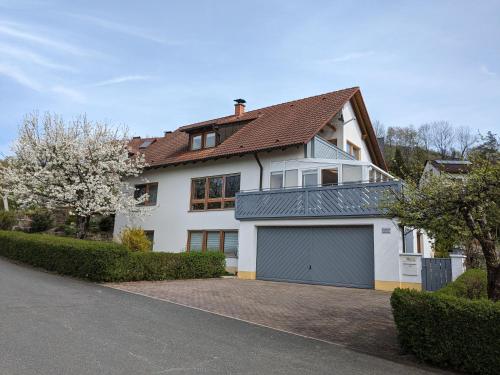 海利肯施塔特Ferienwohnung am Rotdornweg的一座大型白色房屋,设有车库