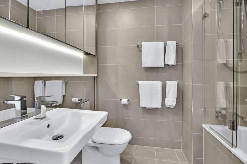 悉尼Amazing two bedroom St Leonards ATC62010的一间带水槽、卫生间和镜子的浴室