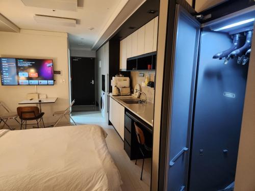 大邱Daegu Dongseongro Star B&B business hotel的小房间设有床和厨房