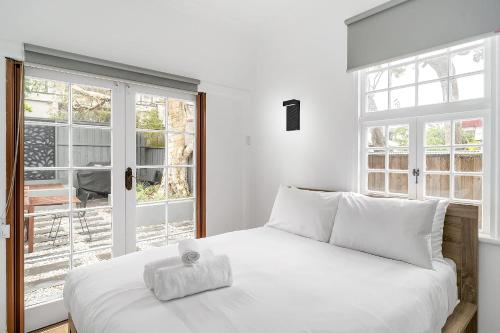 悉尼Balmain Beauty - Spacious Garden的卧室配有白色的床和毛巾