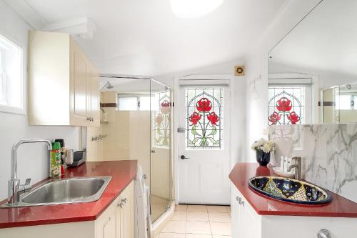 悉尼Balmain Beauty - Spacious Garden的厨房配有水槽和红色台面