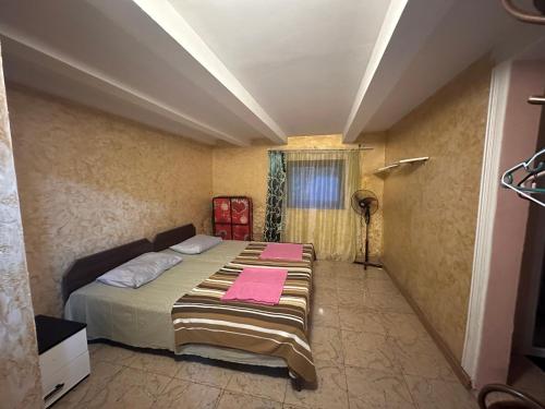 科布列季Emilis Vacation Home的一间卧室配有带粉红色毛巾的床
