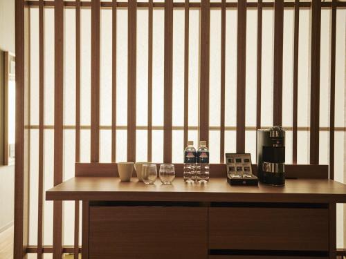 东京Asakusa View Hotel Annex Rokku的一张桌子、眼镜和咖啡壶