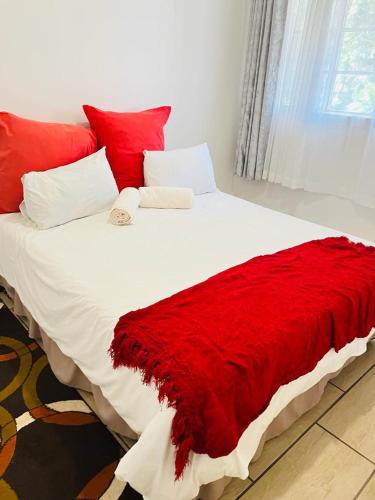 德班Frere Hill Guesthouse的一张大床,上面有红毯