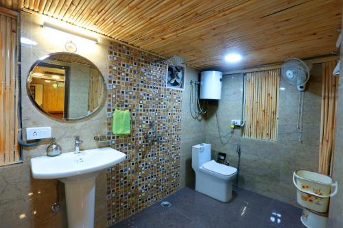 新德里Golden Homestay的一间带水槽、卫生间和镜子的浴室