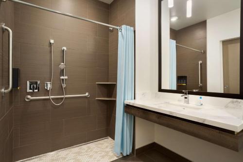 楠帕南帕市政中心胡椒树贝斯特韦斯特优质酒店的一间带水槽和淋浴的浴室