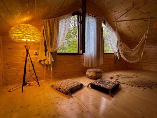 Dedoplis TskaroTeo's Cottages的小屋内带灯和两张床的房间