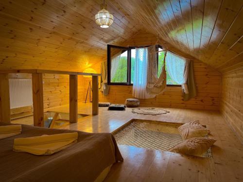 Dedoplis TskaroTeo's Cottages的木制客房,设有床和窗户