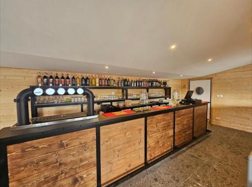 Biville-sur-MerCamping le Clos Savoye的餐厅内的酒吧,设有吧台,供应饮品