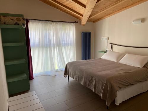拉莫拉卡萨玛塔旅馆的一间卧室设有一张床和一个大窗户