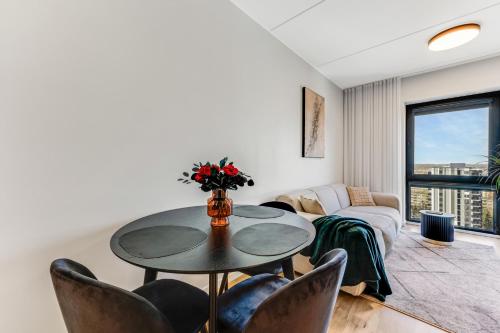 塔林15 korruse premium katusekorter的客厅配有桌椅