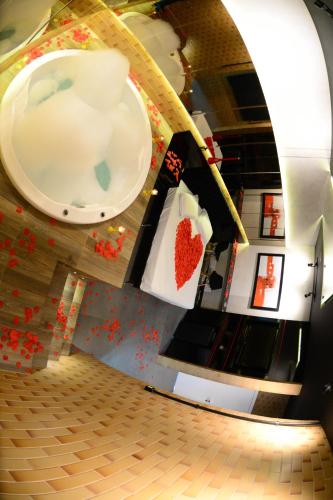 帕苏丰杜Helus Motel的一间设有水槽的客房,墙上有红色的心
