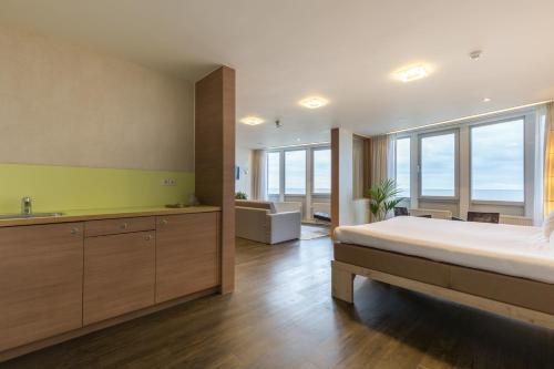 海滨诺德韦克Hotel de Baak Seaside的一间带大床的卧室和一间浴室