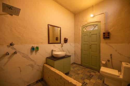 阿姆利则Chahal Tree Farm House - 20 min Ride from Golden Temple的一间带水槽、卫生间和门的浴室