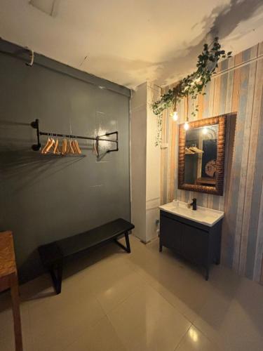 曼谷拉罗坎达酒店的一间带长凳、水槽和镜子的浴室