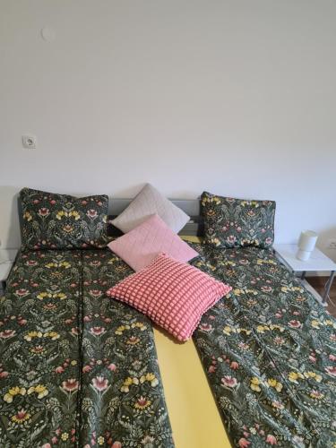 戈雷尼斯卡地区采尔克列Apatmaji Pika 2的客房内的两张床和枕头