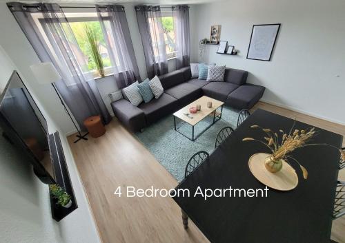 HauCozy Apartment in Bedburg-Hau的客厅配有沙发和桌子