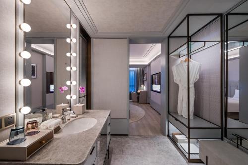 杭州杭州浙大紫金港美爵酒店的一间带水槽和镜子的浴室