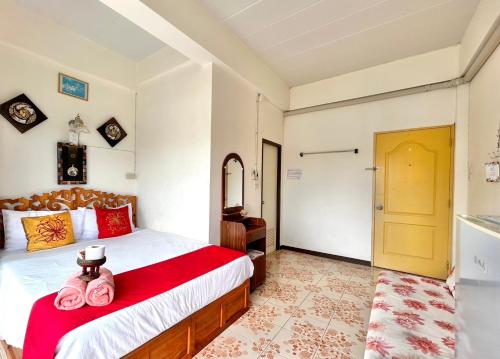 大城Home One Love Ayutthaya main Zone by Baan one love group的一间卧室设有一张床和一个黄色的门