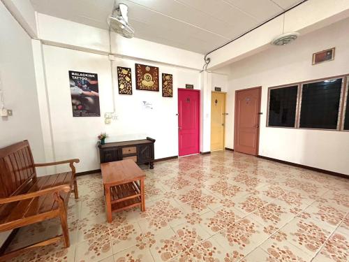 大城Home One Love Ayutthaya main Zone by Baan one love group的一间房间,里面配有两把椅子和一张桌子