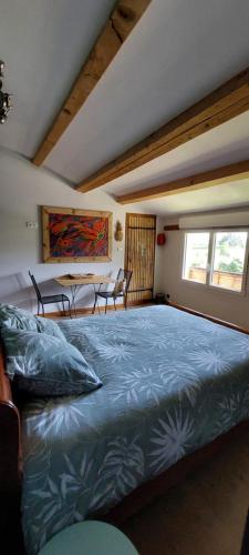 MalissardL'OAZIS的一间卧室配有一张大床和一张桌子