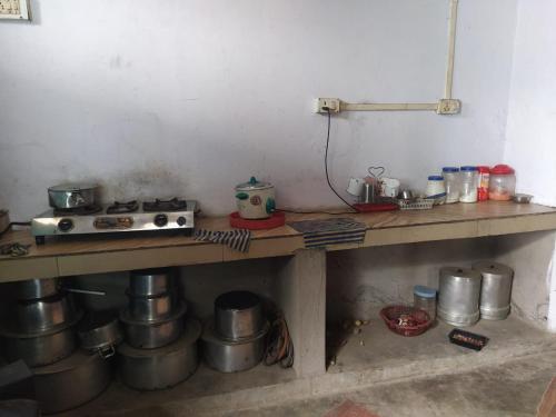 KohīmaAvi Homestay的厨房配有带锅碗瓢盆的柜台