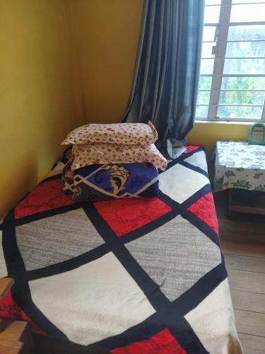KohīmaAvi Homestay的卧室内的一张带被子和枕头的床