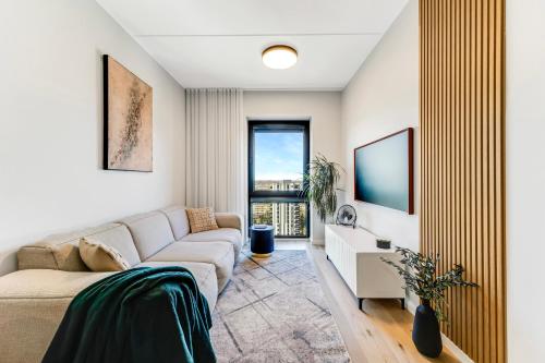 塔林15 korruse premium katusekorter的带沙发和电视的客厅