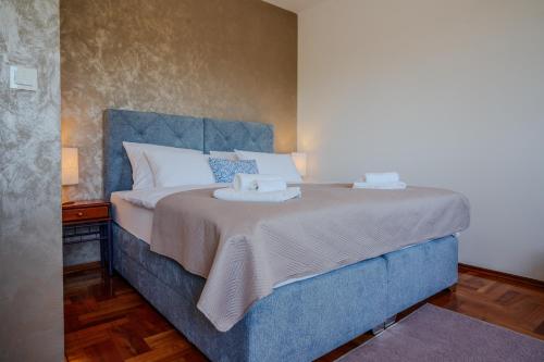 武科瓦尔Vila Rosa的一间卧室配有蓝色的床和2条毛巾