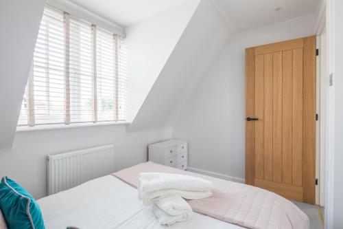 HistonModern Stylish Cambridge Pad (Free Parking)的一间卧室配有一张带白色床单的床和一扇窗户。