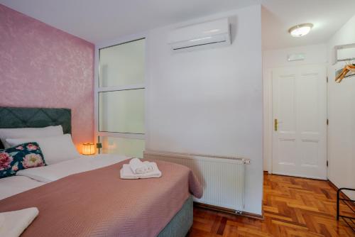 武科瓦尔Vila Rosa的一间卧室配有一张床,床上有毛巾