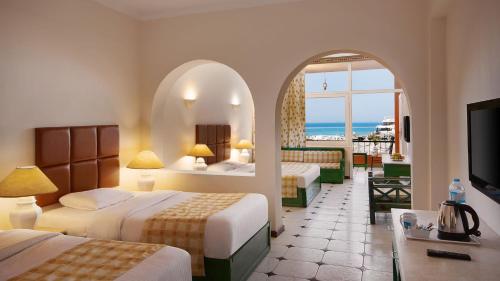 赫尔格达吉夫腾阿祖尔度假酒店的酒店客房设有两张床,享有海景。