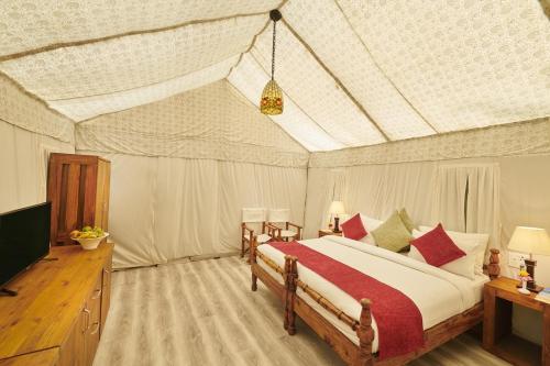 斋沙默尔Hostel Desert camp Sam的帐篷内一间卧室,配有一张床