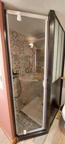 MalissardL'OAZIS的浴室里淋浴的玻璃门