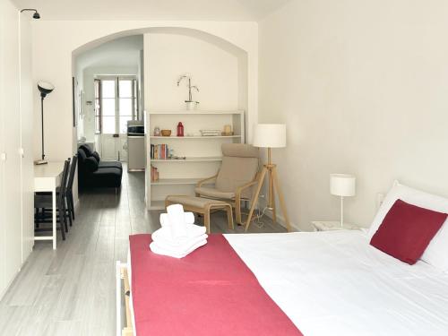 都灵Casa di Carlo, con Poli, metro, caffè a due passi的卧室配有白色的床和红色毯子