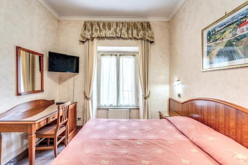 罗马米洛酒店的一间卧室配有一张床、一张桌子和一台电脑