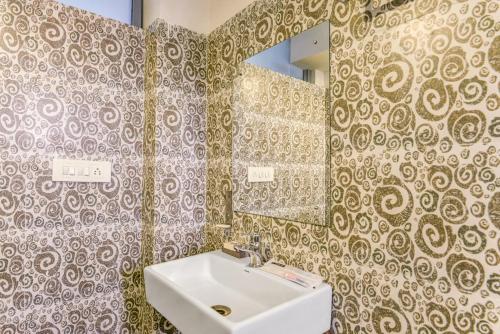 西里古里Mount Amara Hotel & Spa, Siliguri的一间带水槽和镜子的浴室