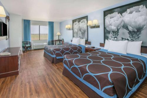 加兰加兰北达拉斯速8酒店的酒店客房设有两张床和电视。