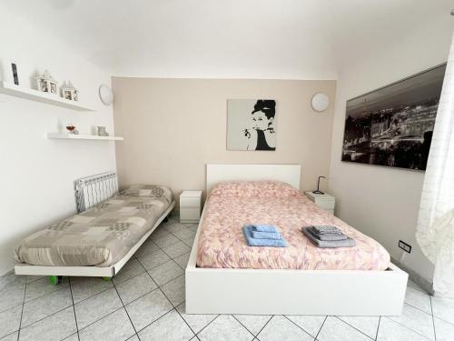 萨沃纳La Casa di Ania的一间卧室配有一张床,上面有两条毛巾