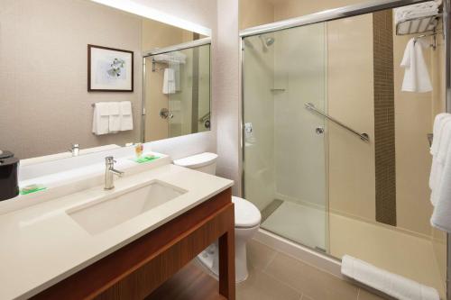 俄克拉何马城Hyatt Place Oklahoma City Bricktown的一间带水槽和淋浴的浴室