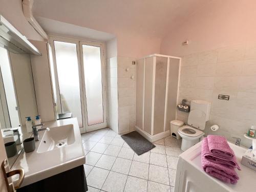 萨沃纳La Casa di Ania的一间带水槽和卫生间的浴室