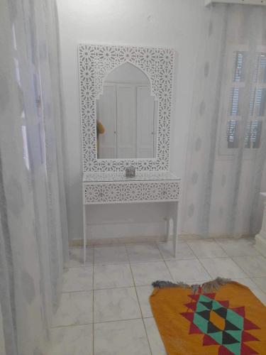 米多恩Appartement yakine的浴室设有水槽和墙上的镜子