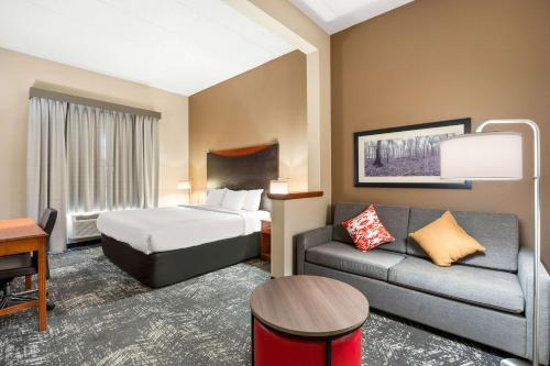 哥伦比亚Comfort Suites Columbia at Harbison的酒店客房,配有床和沙发