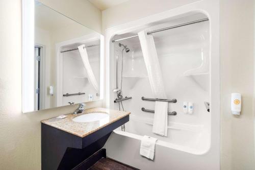 哥伦比亚Comfort Suites Columbia at Harbison的白色的浴室设有水槽和淋浴。